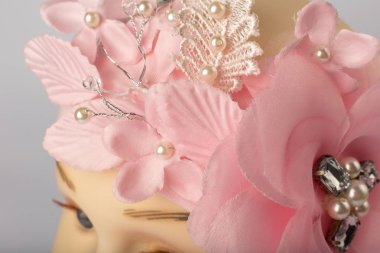 Beyaz arka plan üzerinde kızlar için bandaj ile çocuk manken Başkanı.