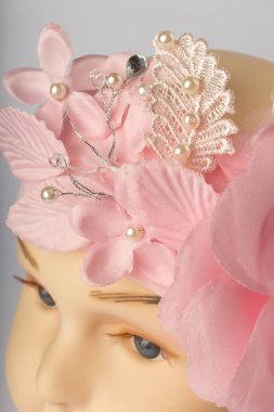 Beyaz arka plan üzerinde kızlar için bandaj ile çocuk manken Başkanı.