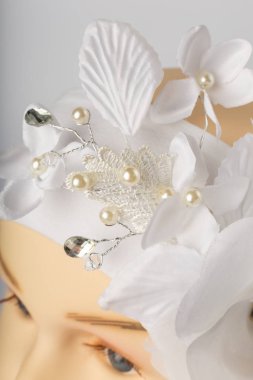 Beyaz arka plan üzerinde kızlar için bandaj ile çocuk manken Başkanı.