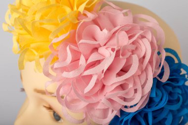 Beyaz arka plan üzerinde kızlar için bandaj ile çocuk manken Başkanı.