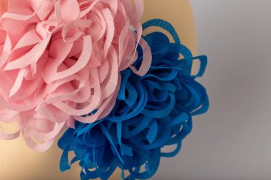 Beyaz arka plan üzerinde kızlar için bandaj ile çocuk manken Başkanı.