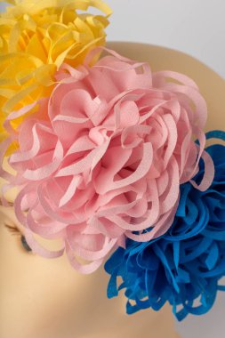 Beyaz arka plan üzerinde kızlar için bandaj ile çocuk manken Başkanı.