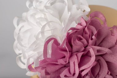 Beyaz arka plan üzerinde kızlar için bandaj ile çocuk manken Başkanı.