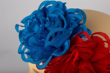 Beyaz arka plan üzerinde kızlar için bandaj ile çocuk manken Başkanı.