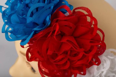 Beyaz arka plan üzerinde kızlar için bandaj ile çocuk manken Başkanı.