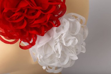 Beyaz arka plan üzerinde kızlar için bandaj ile çocuk manken Başkanı.