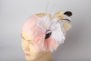 Beyaz arka plan üzerinde kızlar için bandaj ile çocuk manken Başkanı.