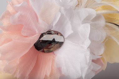 Beyaz arka plan üzerinde kızlar için bandaj ile çocuk manken Başkanı.