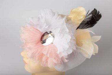 Beyaz arka plan üzerinde kızlar için bandaj ile çocuk manken Başkanı.