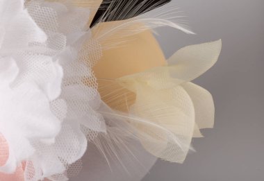 Beyaz arka plan üzerinde kızlar için bandaj ile çocuk manken Başkanı.