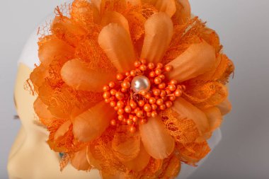 Beyaz arka plan üzerinde kızlar için bandaj ile çocuk manken Başkanı.