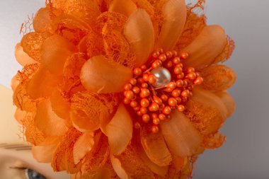 Beyaz arka plan üzerinde kızlar için bandaj ile çocuk manken Başkanı.