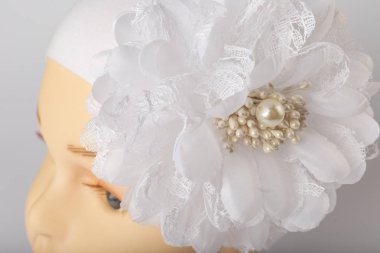 Beyaz arka plan üzerinde kızlar için bandaj ile çocuk manken Başkanı.