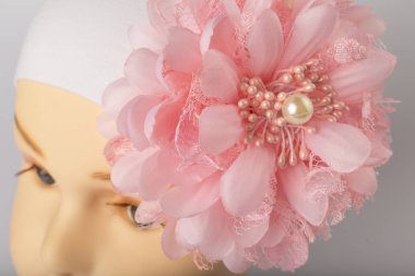 Beyaz arka plan üzerinde kızlar için bandaj ile çocuk manken Başkanı.