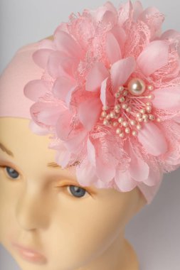 Beyaz arka plan üzerinde kızlar için bandaj ile çocuk manken Başkanı.