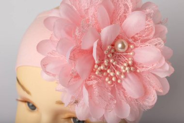 Beyaz arka plan üzerinde kızlar için bandaj ile çocuk manken Başkanı.