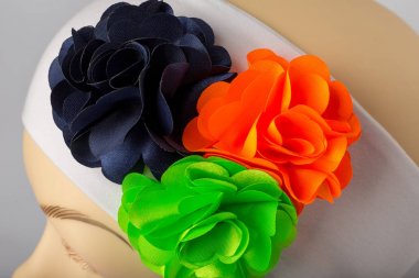 Beyaz arka plan üzerinde kızlar için bandaj ile çocuk manken Başkanı.