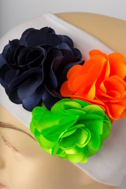 Beyaz arka plan üzerinde kızlar için bandaj ile çocuk manken Başkanı.