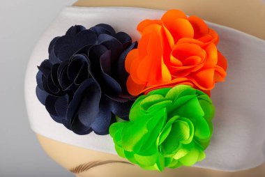 Beyaz arka plan üzerinde kızlar için bandaj ile çocuk manken Başkanı.