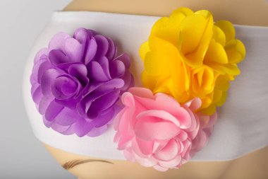 Beyaz arka plan üzerinde kızlar için bandaj ile çocuk manken Başkanı.