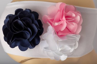 Beyaz arka plan üzerinde kızlar için bandaj ile çocuk manken Başkanı.