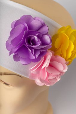 Beyaz arka plan üzerinde kızlar için bandaj ile çocuk manken Başkanı.