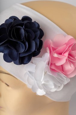 Beyaz arka plan üzerinde kızlar için bandaj ile çocuk manken Başkanı.