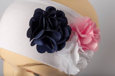 Beyaz arka plan üzerinde kızlar için bandaj ile çocuk manken Başkanı.