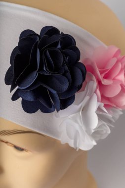 Beyaz arka plan üzerinde kızlar için bandaj ile çocuk manken Başkanı.