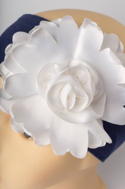 Beyaz arka plan üzerinde kızlar için bandaj ile çocuk manken Başkanı.