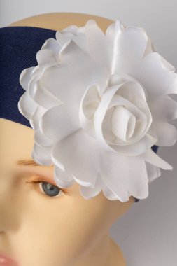 Beyaz arka plan üzerinde kızlar için bandaj ile çocuk manken Başkanı.