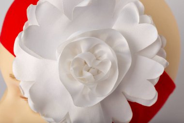 Beyaz arka plan üzerinde kızlar için bandaj ile çocuk manken Başkanı.