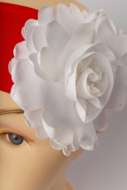 Beyaz arka plan üzerinde kızlar için bandaj ile çocuk manken Başkanı.