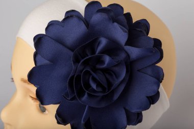 Beyaz arka plan üzerinde kızlar için bandaj ile çocuk manken Başkanı.