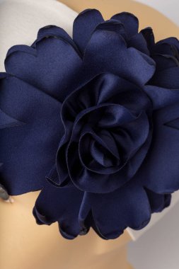 Beyaz arka plan üzerinde kızlar için bandaj ile çocuk manken Başkanı.