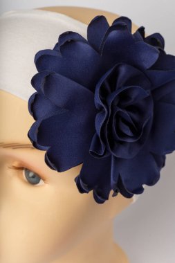 Beyaz arka plan üzerinde kızlar için bandaj ile çocuk manken Başkanı.