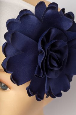 Beyaz arka plan üzerinde kızlar için bandaj ile çocuk manken Başkanı.