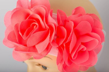 Beyaz arka plan üzerinde kızlar için bandaj ile çocuk manken Başkanı.