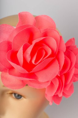 Beyaz arka plan üzerinde kızlar için bandaj ile çocuk manken Başkanı.