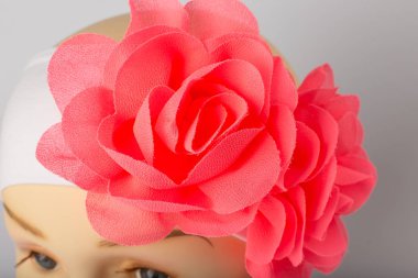 Beyaz arka plan üzerinde kızlar için bandaj ile çocuk manken Başkanı.