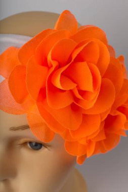 Beyaz arka plan üzerinde kızlar için bandaj ile çocuk manken Başkanı.