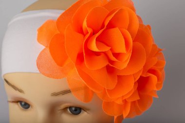 Beyaz arka plan üzerinde kızlar için bandaj ile çocuk manken Başkanı.