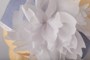 Beyaz arka plan üzerinde kızlar için bandaj ile çocuk manken Başkanı.