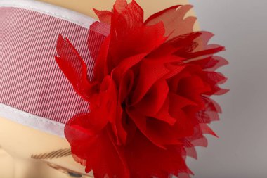 Beyaz arka plan üzerinde kızlar için bandaj ile çocuk manken Başkanı.