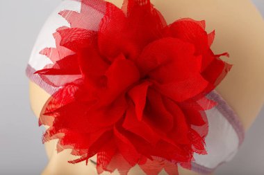 Beyaz arka plan üzerinde kızlar için bandaj ile çocuk manken Başkanı.