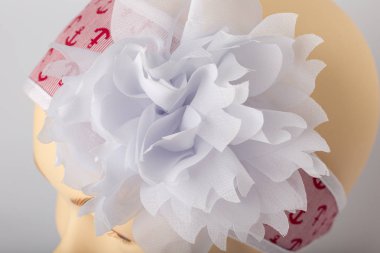 Beyaz arka plan üzerinde kızlar için bandaj ile çocuk manken Başkanı.