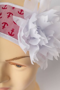 Beyaz arka plan üzerinde kızlar için bandaj ile çocuk manken Başkanı.