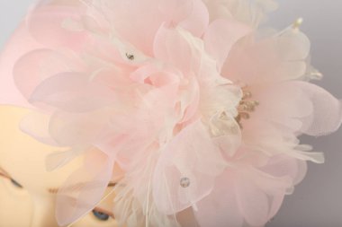 Beyaz arka plan üzerinde kızlar için bandaj ile çocuk manken Başkanı.