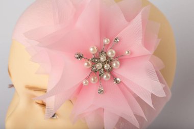 Beyaz arka plan üzerinde kızlar için bandaj ile çocuk manken Başkanı.