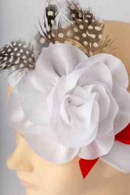 Beyaz arka plan üzerinde kızlar için bandaj ile çocuk manken Başkanı.